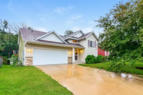1054 Falcon Rd SE, Rochester, MN 55904