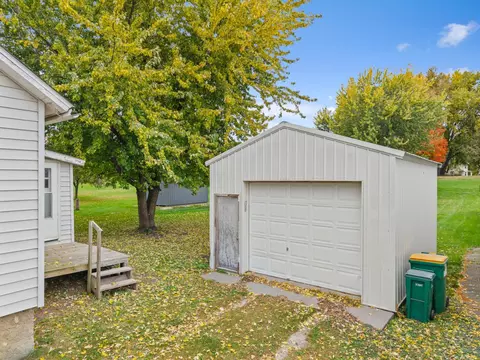 Exterior - 820 2nd Ave SW, Plainview, MN 55964 photo 4 of 5