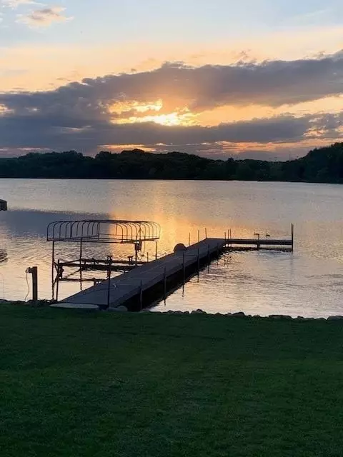 8404 Waters Edge Dr, Chanhassen, MN 55317