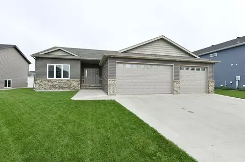 1220 Legion Ln W, West Fargo, ND 58078