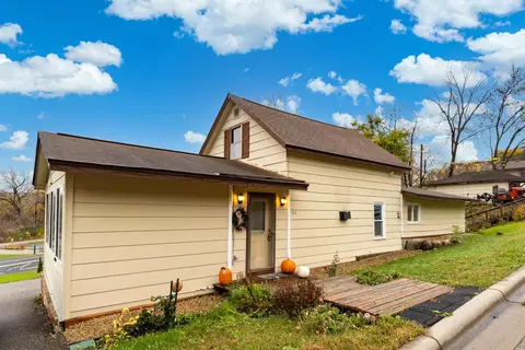 317 6th St E, Carver, MN 55315