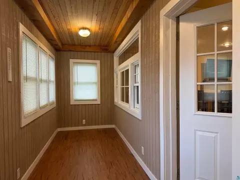 Entry Way - 3105 W 3rd St, Duluth, MN 55806 photo 3 of 4