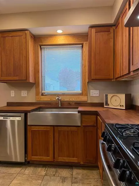 Kitchen - 3105 W 3rd St, Duluth, MN 55806 photo 5 of 5