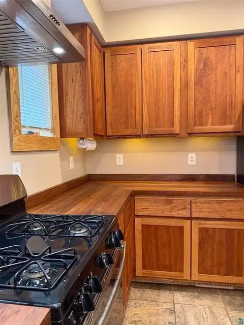 Kitchen - 3105 W 3rd St, Duluth, MN 55806 photo 3 of 5