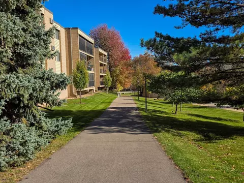 5627 Green Circle Dr #121, Minnetonka, MN 55343