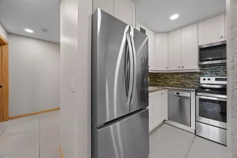 Kitchen - 3420 Golfview Dr #123, Eagan, MN 55123 photo 3 of 5