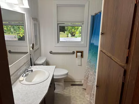 Bath - 411 Thomas Hill Rd, Jackson, MN 56143 photo 1 of 3