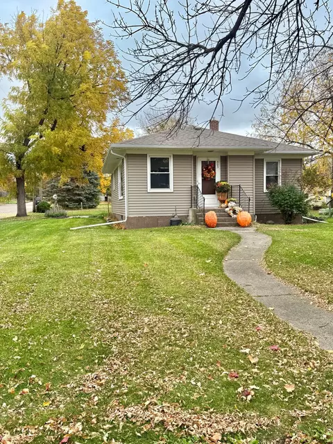 303 2nd St SW, Renville, MN 56284
