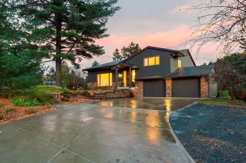 8281 Deer Pond Trl N, Lake Elmo, MN 55042