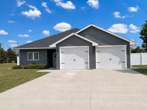 1122 Crystal Lake Dr, Lake Crystal, MN 56055