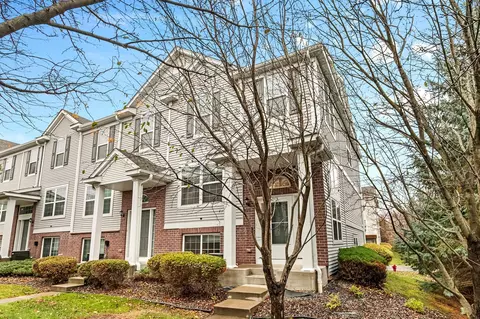 911 Ledgestone Dr, Mahtomedi, MN 55115