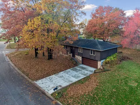 16640 N Hillcrest Ct, Eden Prairie, MN 55346