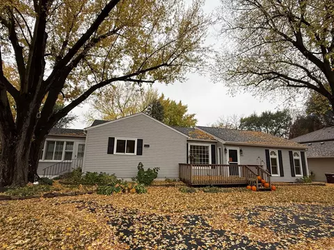 832 Wagon Wheel Trl, Mendota Heights, MN 55120