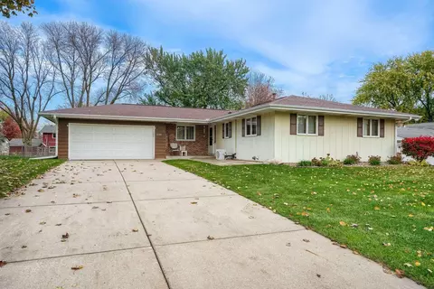 2100 Tamarack Ln, Burnsville, MN 55337