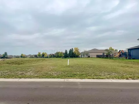 566 Hunters Dr S, Moorhead, MN 56560