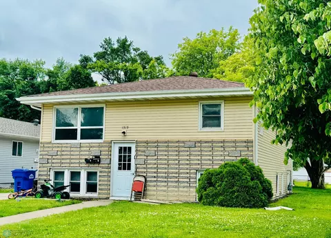 1313 14 St S, Fargo, ND 58103