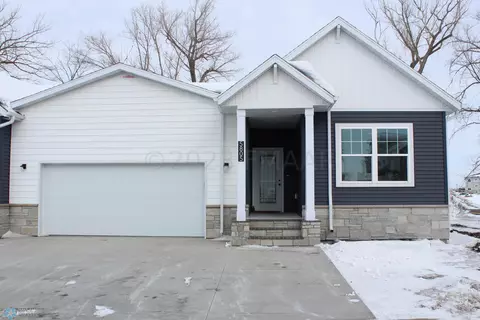 5805 41 St S, Fargo, ND 58104