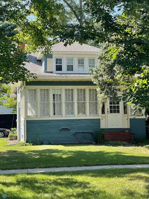 1106 College St N, Fargo, ND 58102