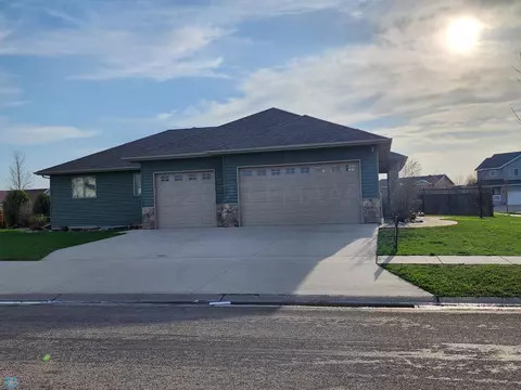 1511 42nd Ave S, Moorhead, MN 56560