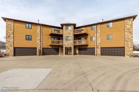 3201 14 St S #306, Moorhead, MN 56560