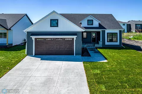 7898 Firefly Ln, Horace, ND 58047