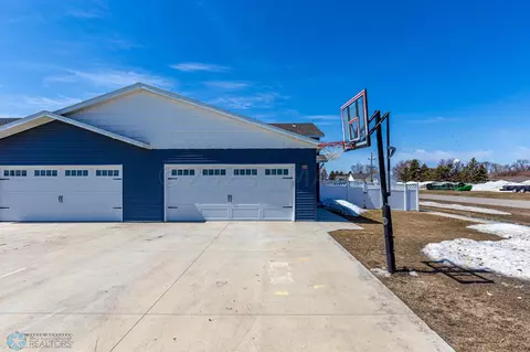 102 Sheyenne St, Kindred, ND 58051