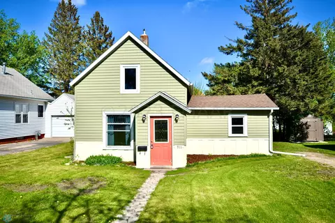 911 Summit Ave, Detroit Lakes, MN 56501