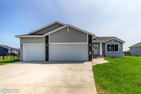 1321 Goldenwood Dr, West Fargo, ND 58078