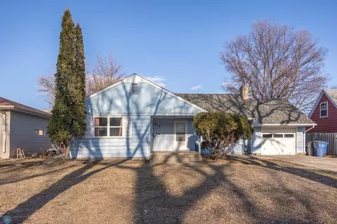 918 8th St S, Moorhead, MN 56560
