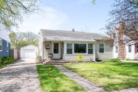 1134 Oak St N, Fargo, ND 58102