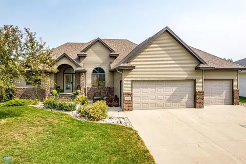4616 Hunters Pt S, Moorhead, MN 56560