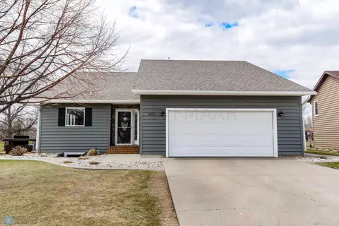 2854 Village Green West Loop Dr, Moorhead, MN 56560
