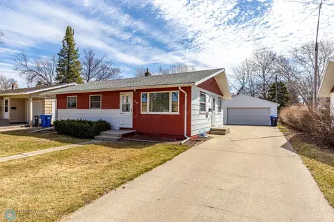 1742 16 St S, Fargo, ND 58103