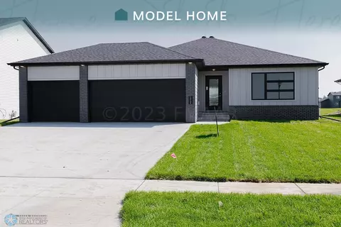 10136 Concord Dr, Horace, ND 58047