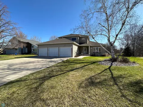 14 40th Avenue Oak Cir S, Moorhead, MN 56560