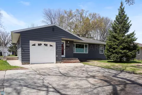 1737 14th St S, Fargo, ND 58103