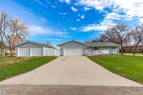 631 4 St S, Casselton, ND 58012