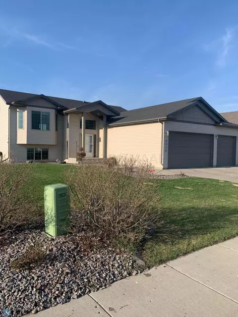 3413 Loberg Ln, West Fargo, ND 58078