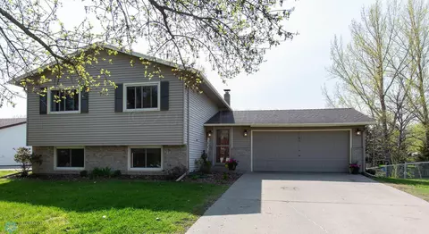 3007 17 Ave S, Moorhead, MN 56560