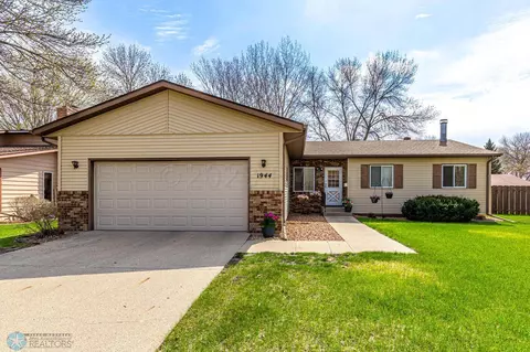 1944 19th St S, Fargo, ND 58103