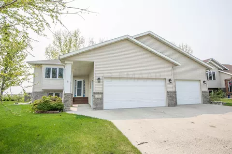 740 Westwynd Dr, West Fargo, ND 58078