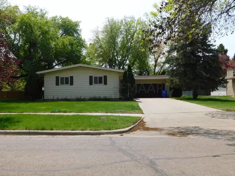 2408 W Country Club S Dr S, Fargo, ND 58103