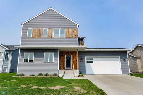 4423 15th St S, Moorhead, MN 56560