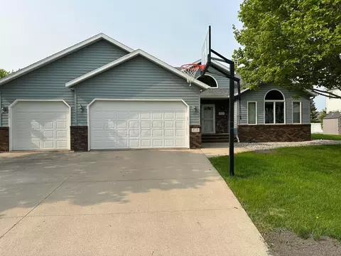 915 43 Ave N, Fargo, ND 58102