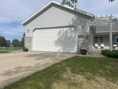 2702 Wheatland Dr S, Fargo, ND 58103