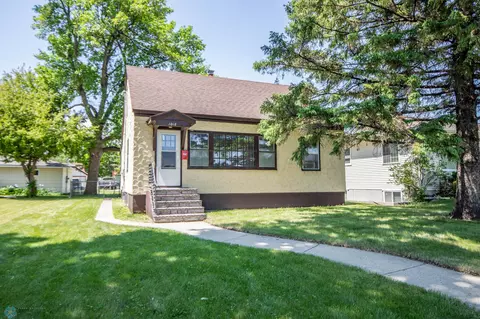 1018 Oak St N, Fargo, ND 58102