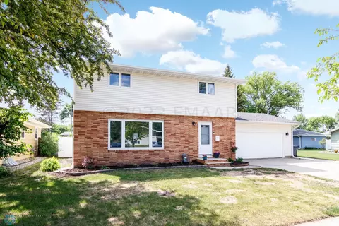 2211 14 St S, Moorhead, MN 56560