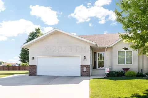 852 Lakeridge Pl, West Fargo, ND 58078