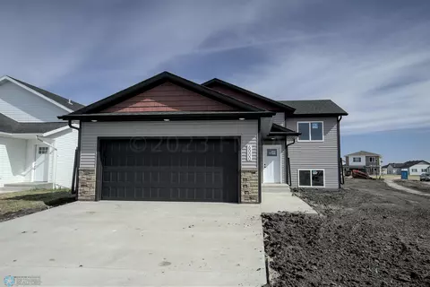 6000 Kodiak Ln, Horace, ND 58047
