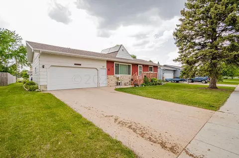 1117 8th St N, Moorhead, MN 56560